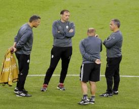 Allegri con il su staff, prima della finale di Champions