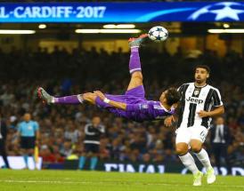 Una delle rovesciate di CR7 contro la Juve