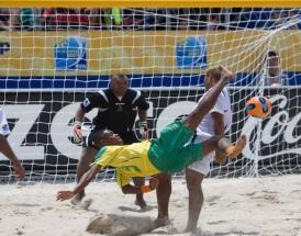 La rovesciata, fondamentale d'ordinanza del calcio sulla spiaggia