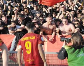 Una splendida esultanza di Pietro Iemmello con i tifosi giallorossi nel settore ospiti di Cosenza