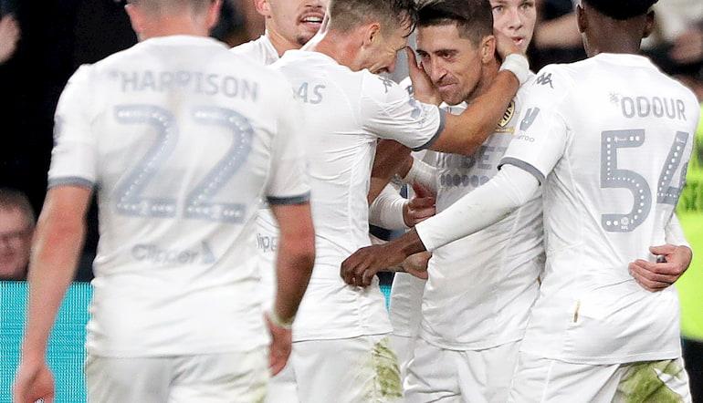 Pablo Hernandez festeggia un gol con i compagni del Leeds!