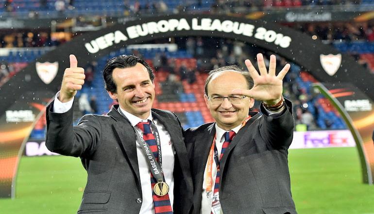 Unai Emery ed il Presidente Jose Castro Carmona festeggiano l'Europa League 2016!