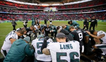 Giocatori di Eagles e Jacksonville raccolti in preghiera a Londra