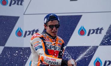 Marc Marquez festeggia la vittoria nel primo MotoGP disputato a Buriram!