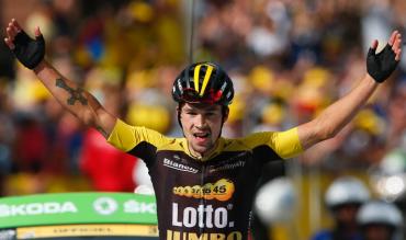 Lo sloveno Primoz Roglic esulta al traguardo