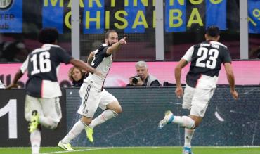 Gonzalo Higuain esulta a San Siro!