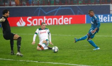 Il clamoroso gol di Douglas Costa a Mosca