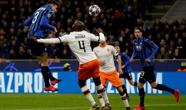 Caldara svetta contro il Valencia a San Siro