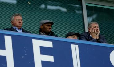 Roman Abramivich ospita la leggenda Drogba nel box presidenziale del Chelsea