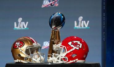 Il Vince Lombardi Trophy tra i caschi delle due finaliste!