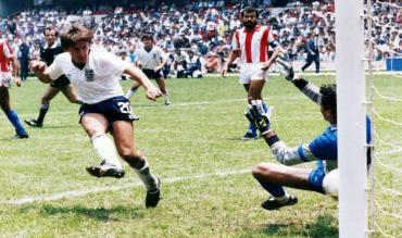 Peter Beardsley in gol con la maglia dell'Inghilterra