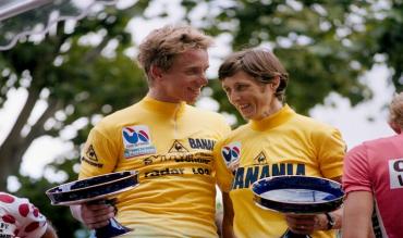 Maria Canins sul podio del Tour, accanto a Greg Lemond