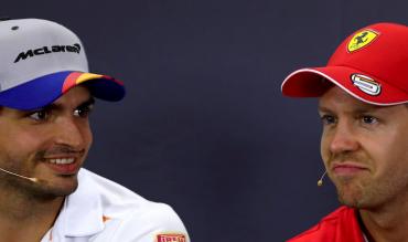 Passaggio di consegne tra Carlos Sainz Jr e Sebastian Vettel in Ferrari!