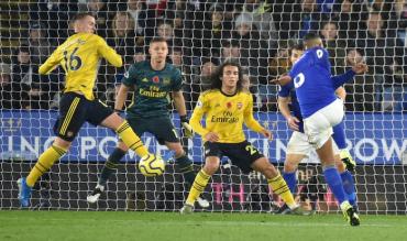 Youri Tielemans calcia verso la porta dell'Arsenal!