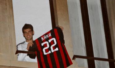 Kakà mostra ai tifosi la sua maglia del Milan!
