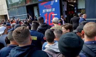 I tifosi del PSG in attesa di Neymar!