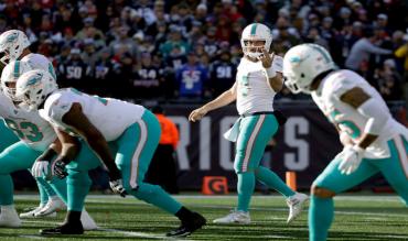 Il quarterback dei Miami Dolphins Ryan Fitzpatrick, sulla linea di scrimmage nella sfida contro i New England Patriots.