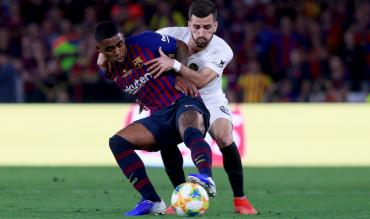 Malcom protegge la sfera dalla pressione di un difensore del Valencia!