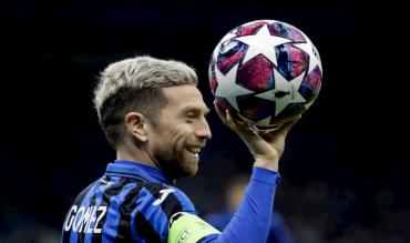 Papu con il pallone della Champions