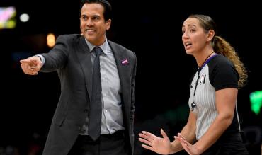 Coach Spoelstra parla con l'arbitro Ashley Moyer-Gleich!