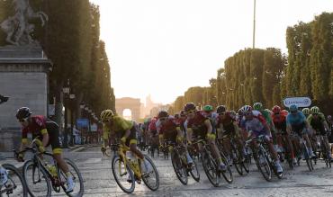 Egan Bernal in maglia gialla guida il gruppo sugli Champs-Elysees!