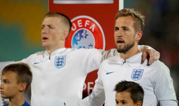 Harry Kane e Jordan Pickford cantano l'inno inglese!