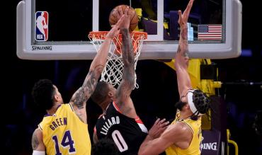 Il centro dei Portland Trail Blazers, Damian Lillard, schiaccia contro i Lakers!