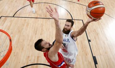 Luigi Datome supera il tentativo di stoppata del serbo Stefan Bircevic, nell'incontro dei quarti di Euro 2017 a Istanbul