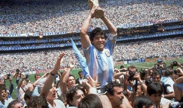 Maradona con la Coppa di Mexico '86!