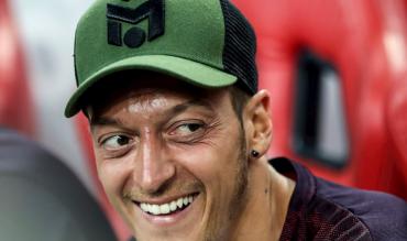 Ozil, ormai fisso a bordocampo!