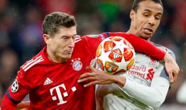 Robert Lewandowski e Joel Matip a contrasto, in un'immagine degli Ottavi del 2019!