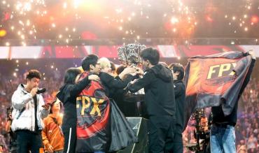 Il Team FunPlus Phoenix festeggia la vittoria alle Finals di Parigi!