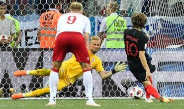 Il portiere danese neutralizza Modric dagli 11 metri