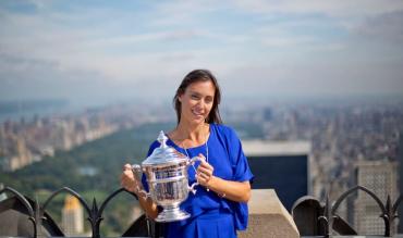Flavia Penneta con il trofeo degli U.S. Open tennis al Rockefeller Center!