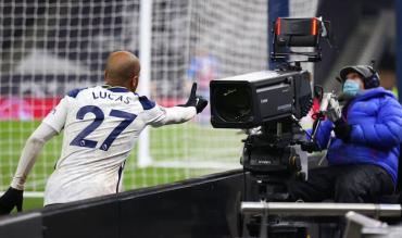 Lucas Moura indica la telecamera