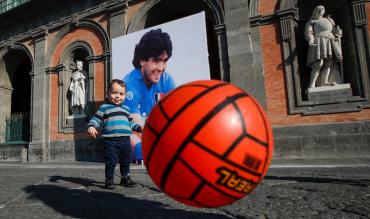 Un bambino con un pallone a Napoli
