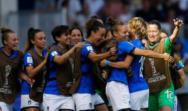 Un abbraccio tra le Azzurre!