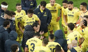 Il gruppo squadra del Villareal in attesa dei rigori a Danzica