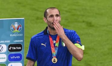 Giorgio Chiellini lancia un bacio verso la tribuna