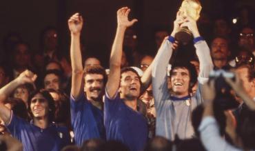 Il Capitano Dino Zoff alza la Coppa!