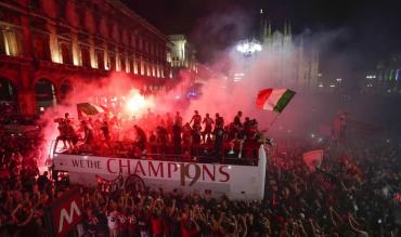 I festeggiamenti del Milan in pullman