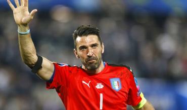 Buffon con la maglia azzurra