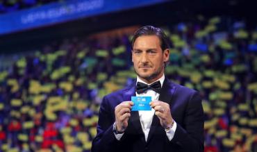 Totti durante il sorteggio dell'europeo itinerante