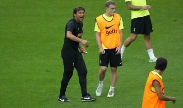 Antonio Conte in una seduta asiatica degli Spurs