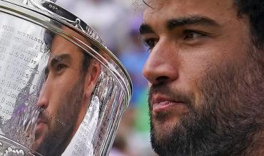 Berrettini con il trofeo del Queen's