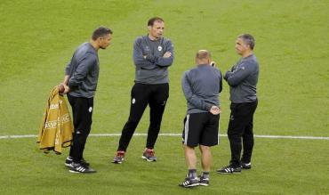 Allegri con il su staff, prima della finale di Champions