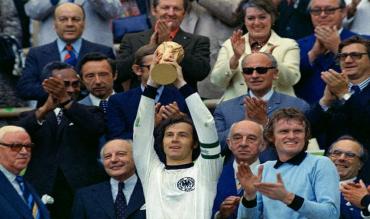 Il Kaiser alza la Coppa nel 1974