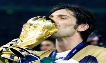 Buffon con la Coppa del Mondo