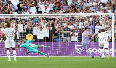 Mattia Perin prova ad ipnotizzare Benzema dal dischetto!