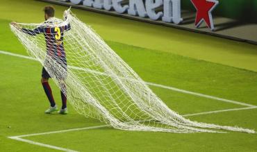 Gerard Piquè taglia la rete della finale di Champions!